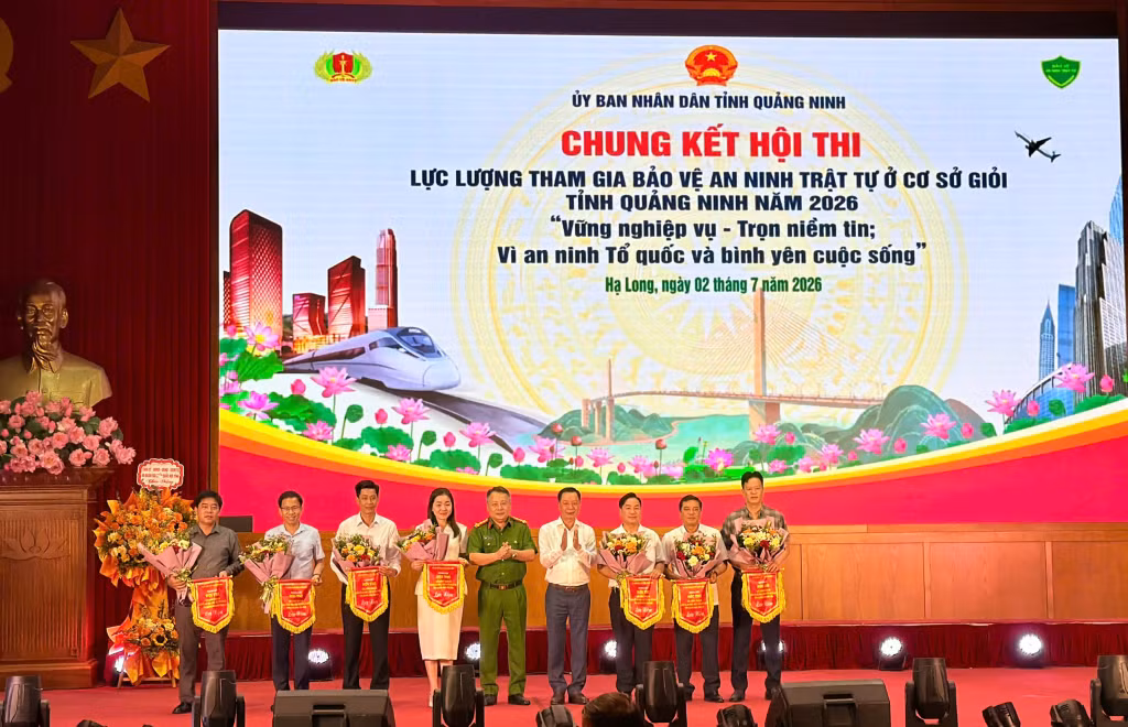 Đồng chí Lê Văn Ánh, Phó Chủ tịch UBND tỉnh, trao hoa và cờ lưu niệm cho đại diện các đội thi.