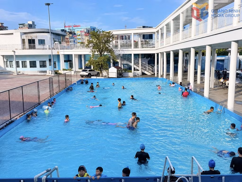 Khóa học bơi tại Cung Văn hóa thanh, thiếu nhi Quảng Ninh thu hút đông đảo các em học sinh tham gia.