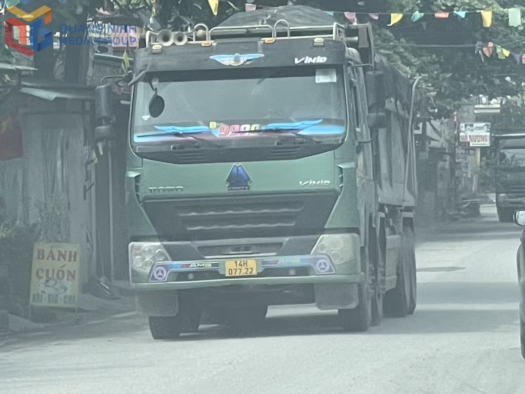 Nhiều xe tải nặng vẫn chở hàng cao hơn nóc xe lưu thông trong các khu dân cư. Ảnh chụp tại phường Hoàng Quế, ngày 12/6/2026.