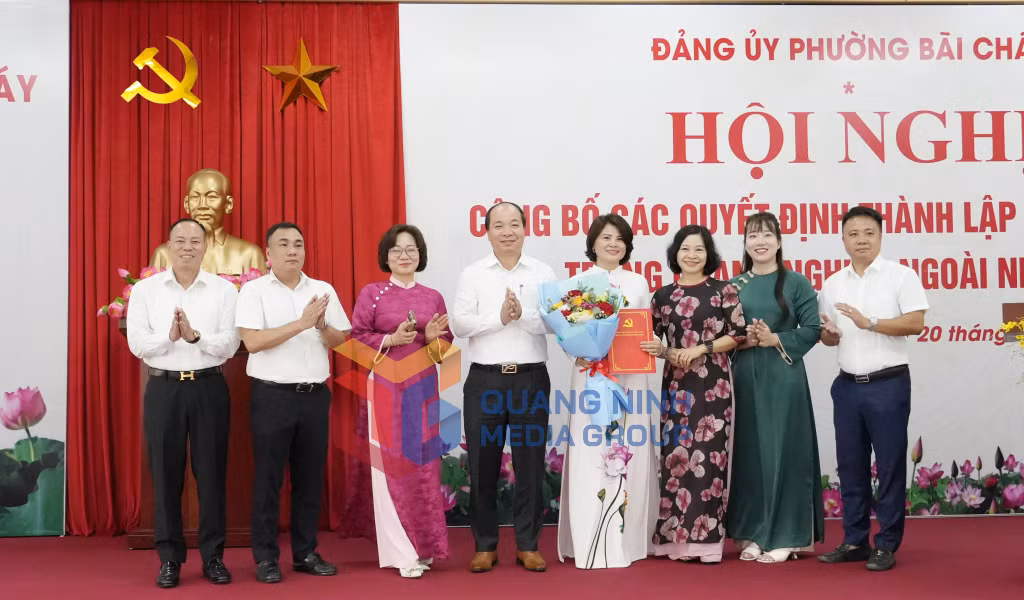 Lãnh đạo phường Bãi Cháy trao quyết định, tặng hoa chúc mừng Ban Chấp hành Đảng bộ Khối doanh nghiệp ngoài nhà nước phường Bãi Cháy (7-2026). Ảnh: Trúc Linh