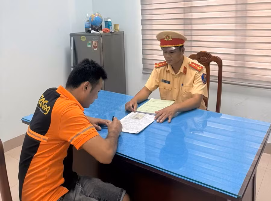Trạm Cảnh sát giao thông Tuy Phước làm việc, lập biên bản tài xế vi phạm.&nbsp;Ảnh: Quốc Việt