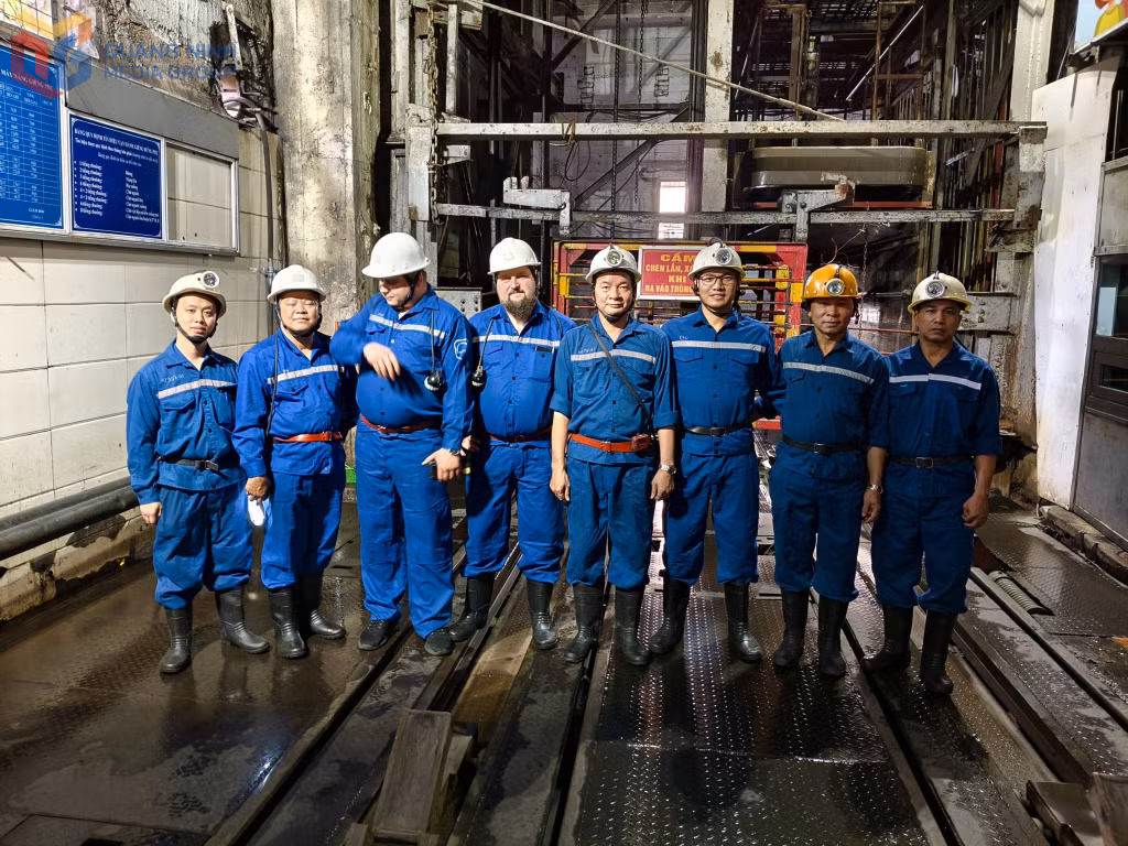 Anh Phan Xuân Hải (thứ 2, trái sang) cùng đồng nghiệp trước giờ vào ca.