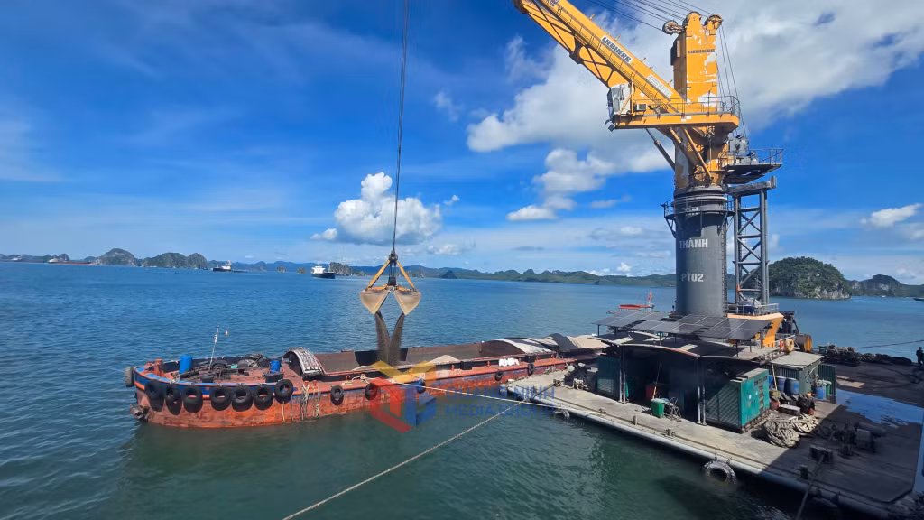 Lô hàng đá xây dựng nhập khẩu đầu tiên được bốc dỡ tại cảng Cẩm Phả.