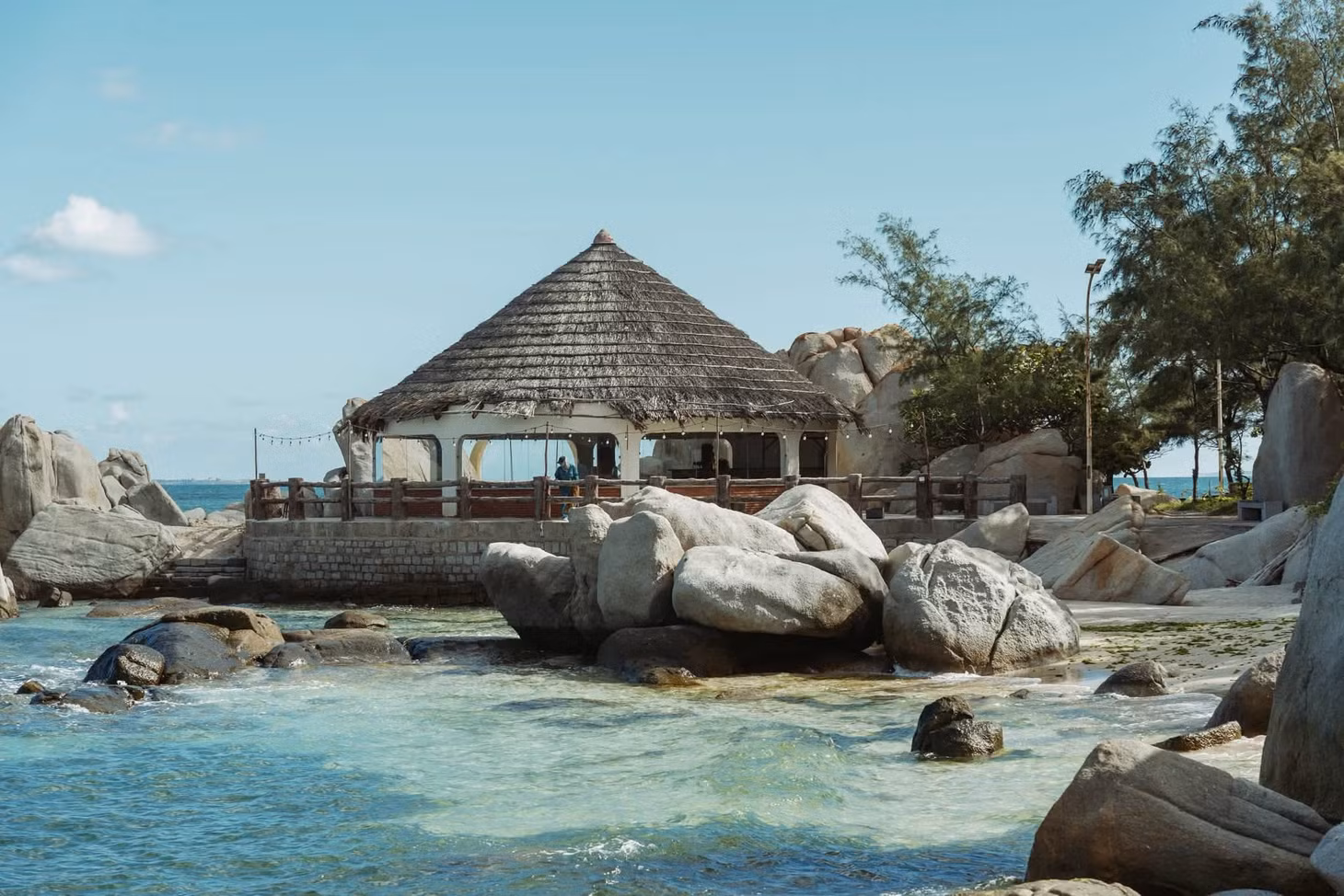 Nằm tách biệt và yên tĩnh ngay bên cung đường biển, resort Hòn Cò Cà Ná được xem như điểm dừng chân lý tưởng cho những ai muốn trốn khỏi sự ồn ào của phố thị. Ảnh: Lương Phong