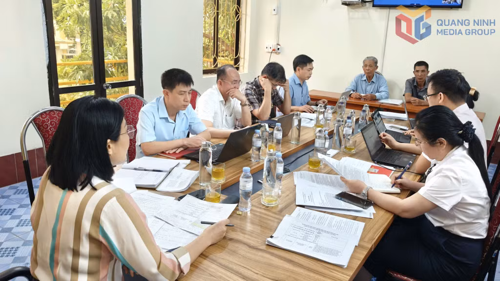 Tổ công tác hỗ trợ lưu động phối hợp với UBND đặc khu Vân Đồn rà soát, thống kê những trường hợp còn vướng mắc để giải quyết TTHC cho người dân tại địa phương.&nbsp;
