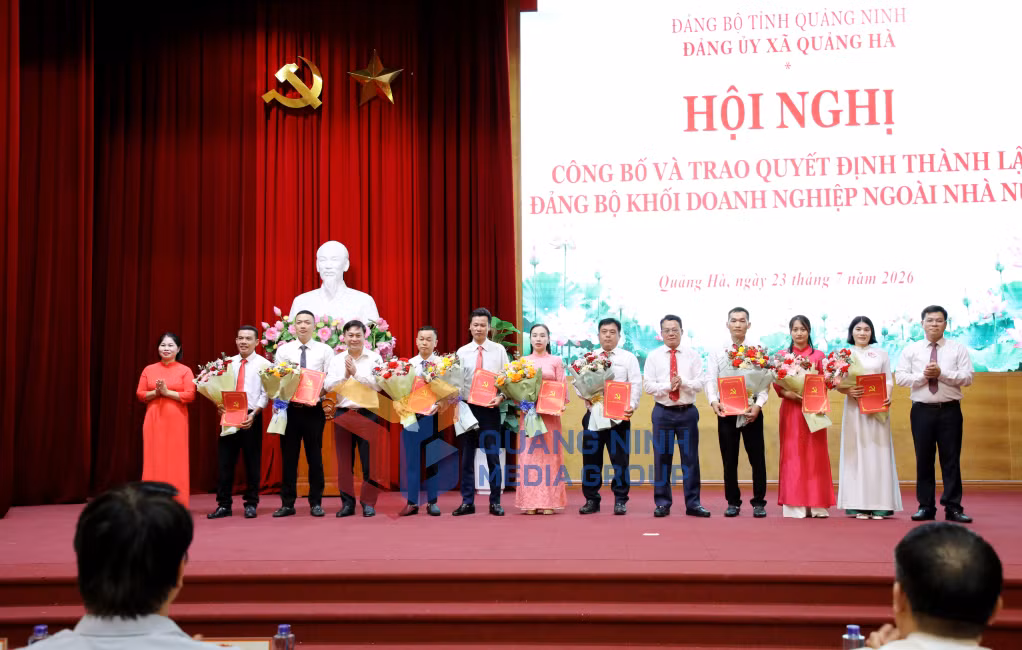 Lãnh đạo xã Quảng Hà trao các quyết định cho các chi bộ trực thuộc Đảng bộ Khối doanh nghiệp ngoài Nhà nước xã Quảng Hà (7-2026). Ảnh: Thu Chung
