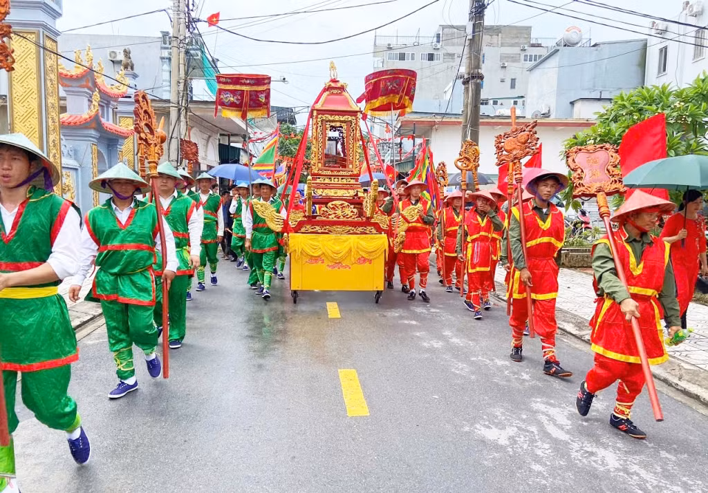 Lễ rước sắc thần trong Lễ hội.