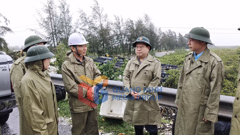 Đồng chí Bí thư Tỉnh ủy kiểm tra tình hình và chỉ đạo khắc phục thiệt hại hệ thống điện trên địa bàn phường Móng Cái 1 (7-2026). Ảnh: Minh Hà