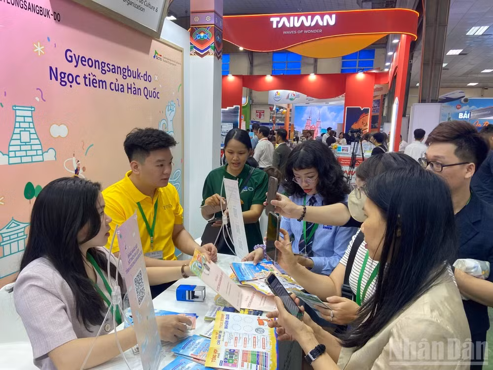 Hội chợ Du lịch Quốc tế Việt Nam - VITM 2026 diễn ra vào tháng 4 qua đã thu hút sự quan tâm của đông đảo doanh nghiệp, du khách trong và ngoài nước. (Ảnh: CHIÊU ANH)