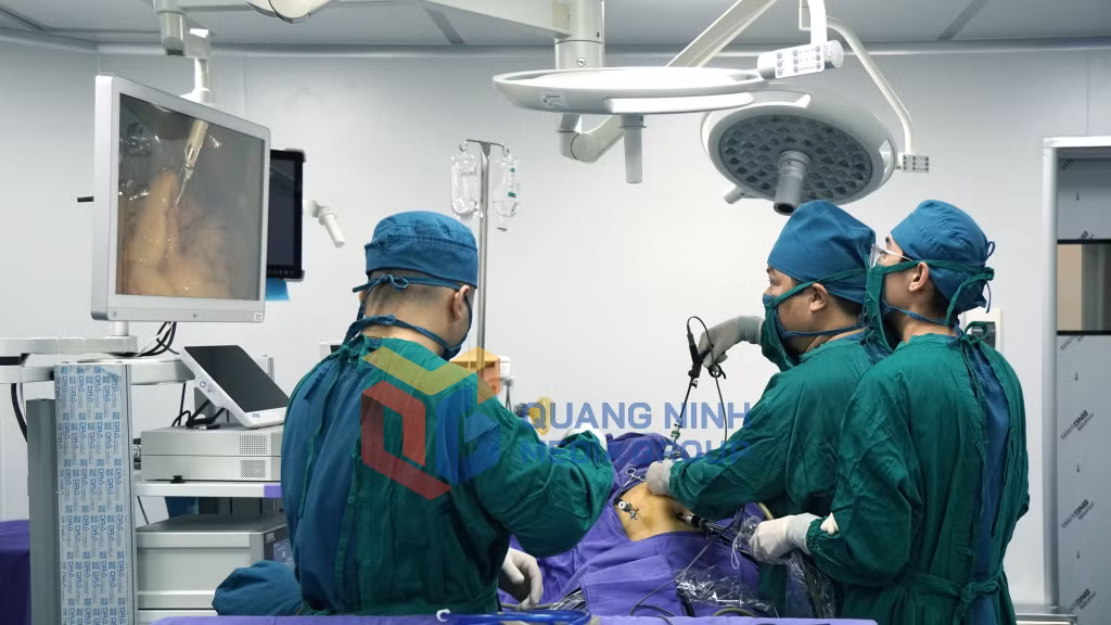 Các bái sĩ Bệnh viện Đa khoa khu vực Vân Đồn, thực hiện nội soi cắt túi mật (7-2026). Ảnh: Hoài Minh
