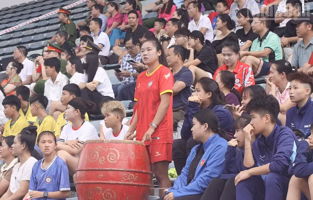 Các cổ động viên nhiệt tình cổ vũ cho cầu thủ hai đội Sơn La-Hà Nội tại trận đấu khai mạc.