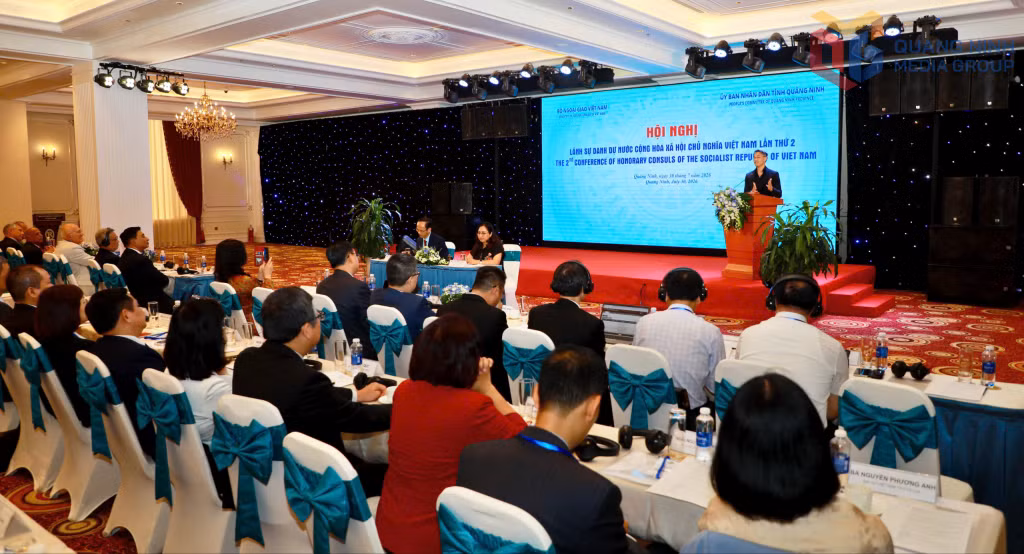 Các đại biểu tham luận tại hội nghị.