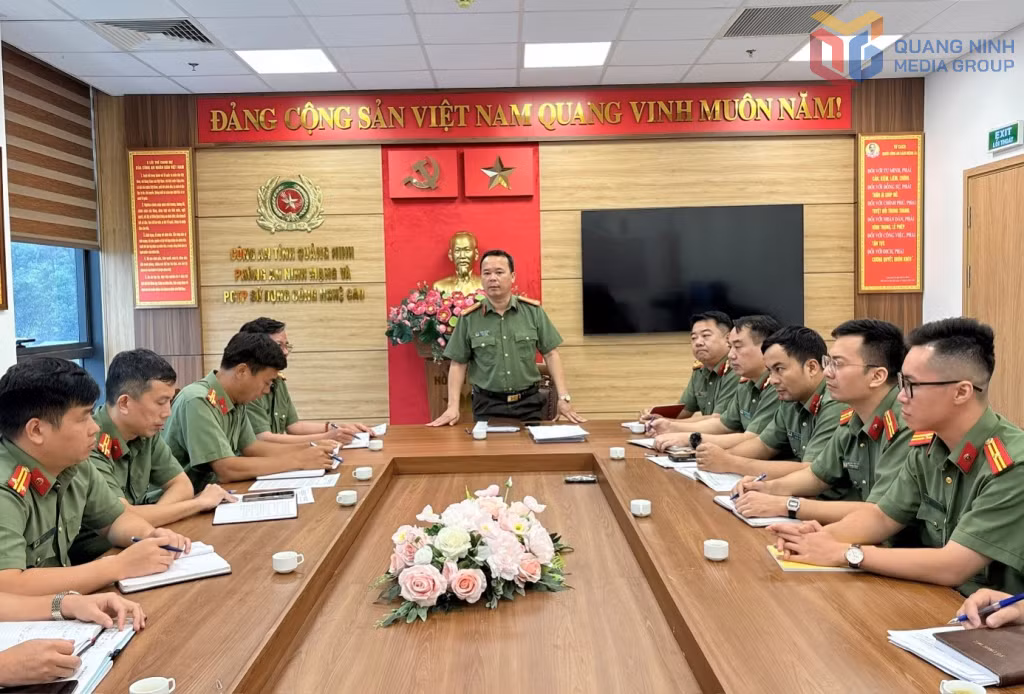 Thượng tá Hoàng Văn Định, Trưởng Phòng An ninh mạng và phòng, chống tội phạm sử dụng công nghệ cao (Công an tỉnh) chỉ đạo tại cuộc họp cấp uỷ của đơn vị.
