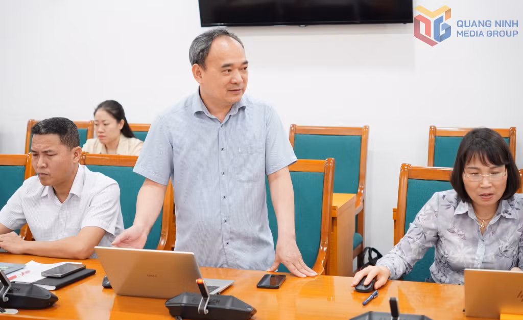 Lãnh đạo Trường Chính trị Vũ Văn Hiếu phát biểu ý kiến tại cuộc họp.