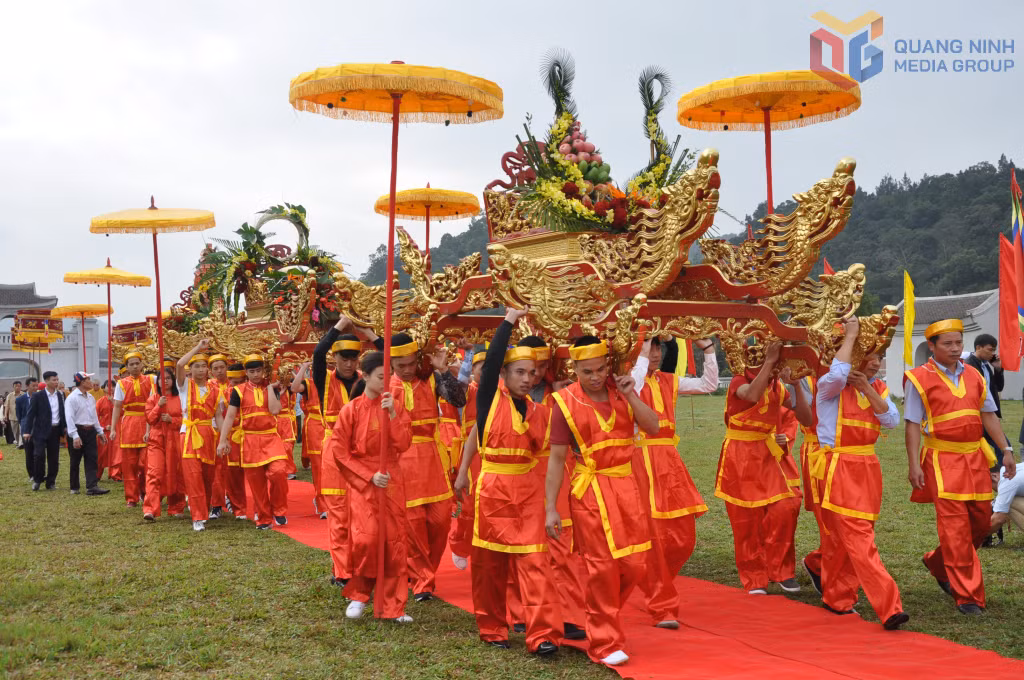 Các khu di tích Yên Tử, nhà Trần, Bạch Đằng có nhiều lễ hội truyền thống diễn ra hằng năm. (Ảnh: Nghi lễ rước trong hội xuân Yên Tử)