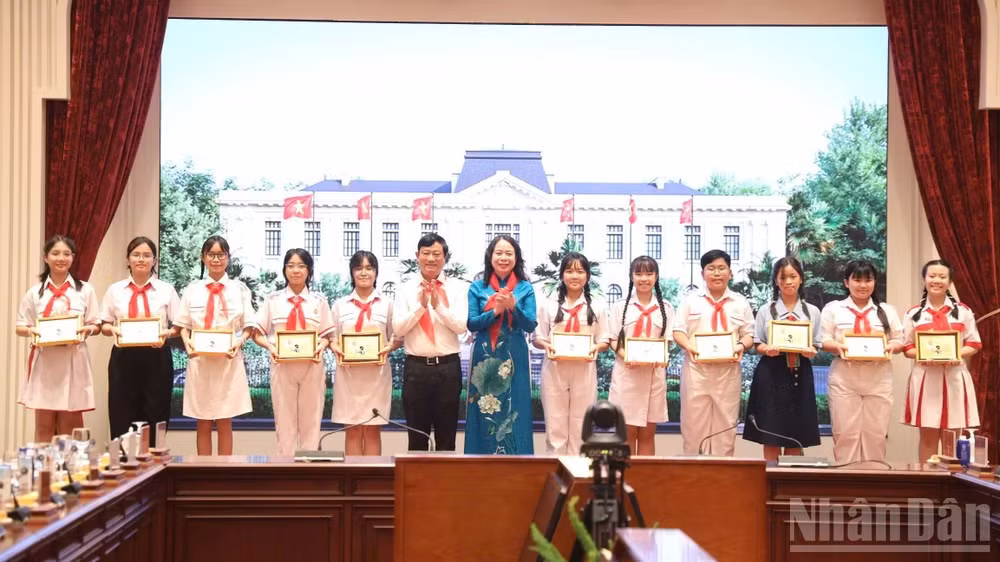 Phó Chủ tịch nước Võ Thị Ánh Xuân trao quà tặng các em thiếu nhi.