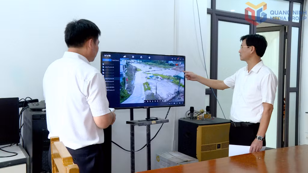 Lãnh đạo xã Ba Chẽ kiểm tra một số điểm nguy cơ ngập lụt trên địa bàn qua hệ thống camera giám sát
