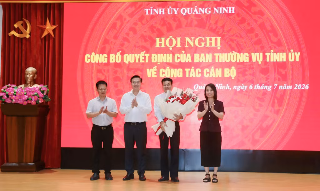 Tập thể ban lãnh đạo Báo và Phát thanh, Truyền hình Quảng Ninh tặng hoa chúc mừng đồng chí Nguyễn Văn Chương.