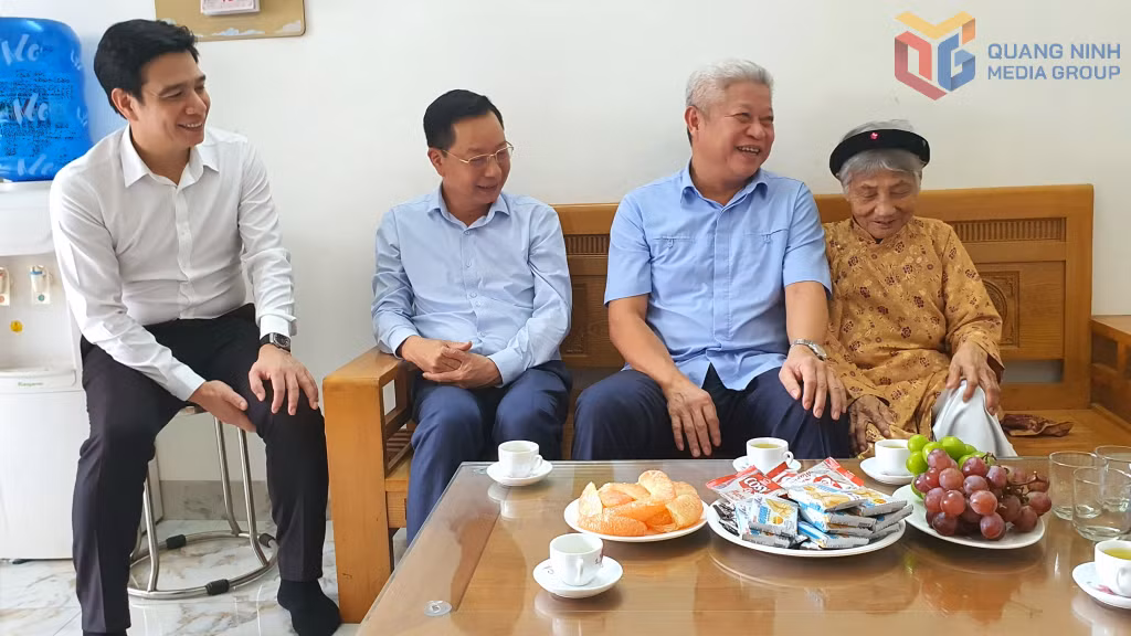 Thứ trưởng Bộ Nội vụ Nguyễn Mạnh Khương và Phó Chủ tịch UBND tỉnh Lê Văn Ánh thăm, trò chuyện với Mẹ Việt Nam Anh hùng Nguyễn Thị Thực (phường Cao Xanh).