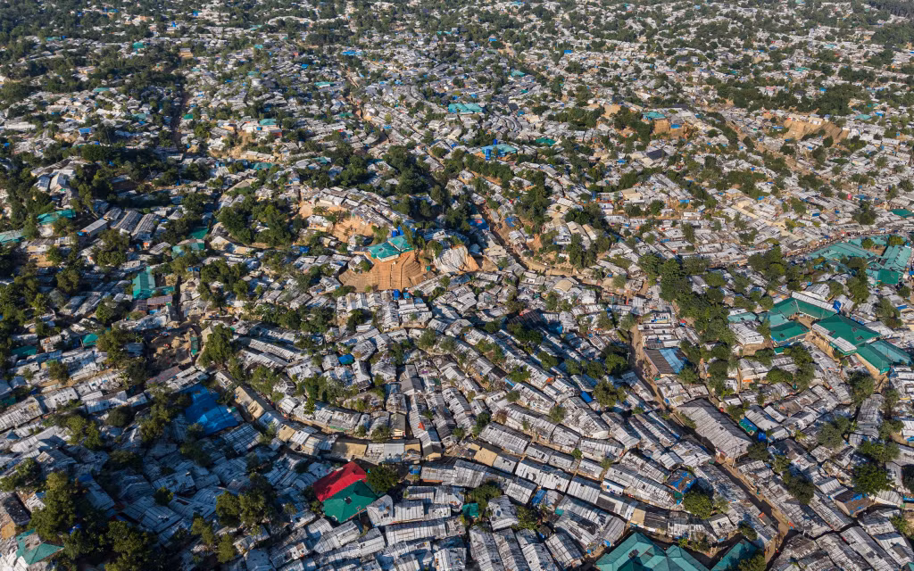 Trại tị nạn người Rohingya tại Cox's Bazar, Bangladesh. Điều kiện sống khó khăn cùng xung đột kéo dài khiến nhiều người Rohingya tiếp tục liều mình vượt biển, dẫn đến nhiều thảm kịch thương tâm. Ảnh: AP