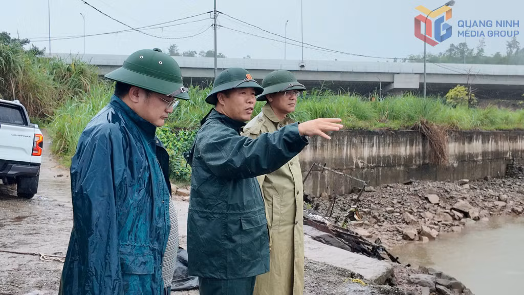Lãnh đạo xã Tiên Yên kiểm tra công tác phòng, chống bão số 1 (năm 2026) tại khu neo đậu tàu thuyền tránh, trú bão khu Thủy Cơ. Ảnh: Xuân Thao (Trung tâm Cung ứng dịch vụ xã Tiên Yên)