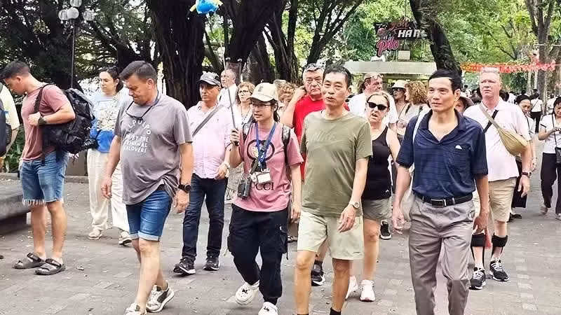Du khách tham quan hồ Hoàn Kiếm, Hà Nội. (Ảnh: NGUYỆT ANH)