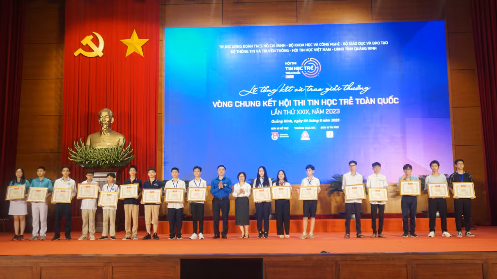 Ban Tổ chức trao giải Ba cho các thí sinh.