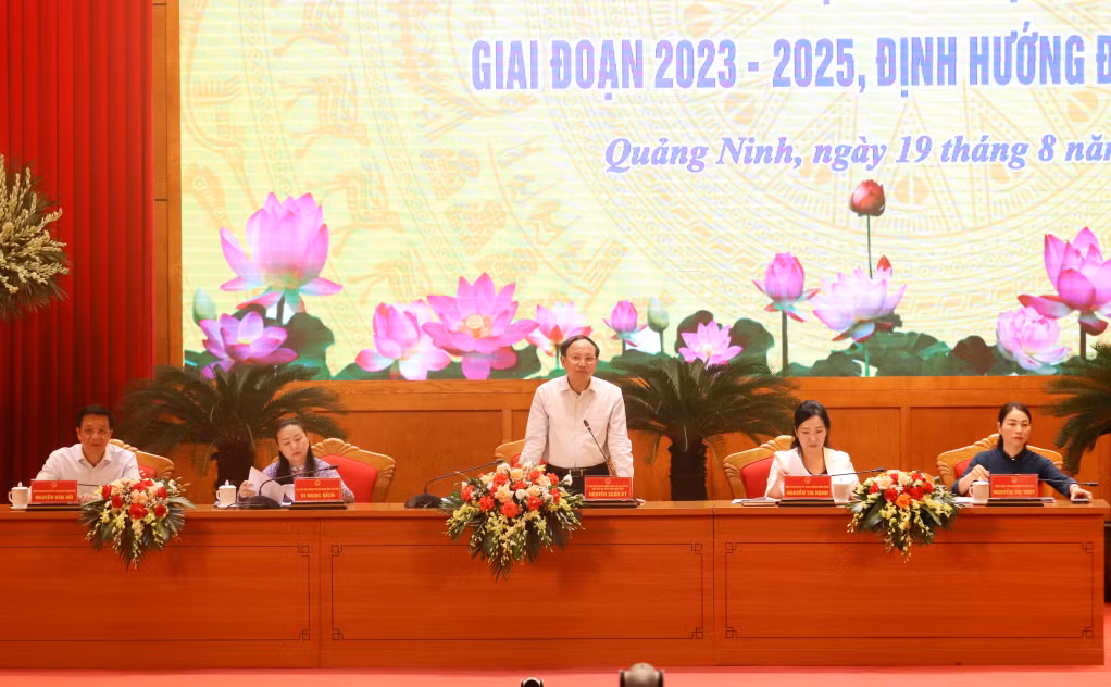 Đồng chí Bí thư Tỉnh ủy, Chủ tịch HĐND tỉnh cùng các đồng chí lãnh đạo tỉnh điều hành phiên thảo luận tại hội nghị.