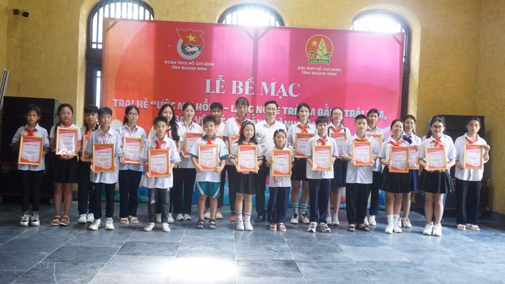 Đồng chí Hoàng Văn Hải, Bí thư Tỉnh đoàn Quảng Ninh trao giấy chứng nhận tham gia trại hè cho các em thiếu nhi.