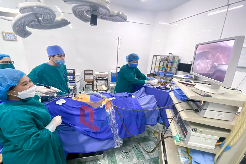2023-08_Ca phẫu thuật nội soi cắt u xơ tử cung tại Trung tâm Y tế huyện Tiên Yên. Ảnh: Hoài Minh