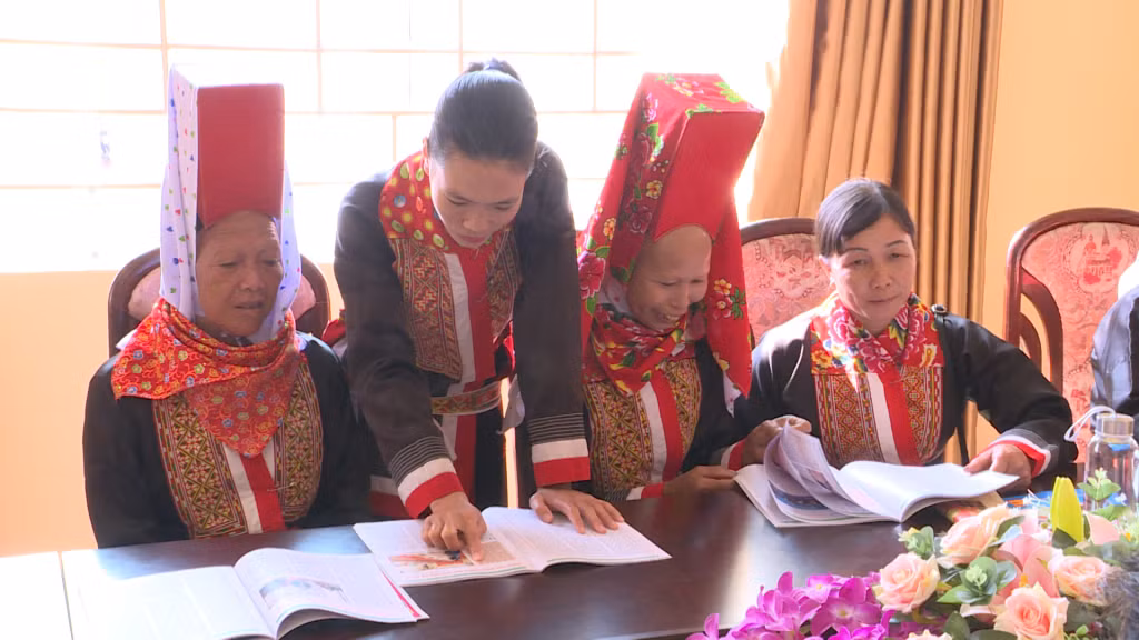 Nông dân xã Húc Động, huyện Bình Liêu tham gia góp ý Luật Đất đai sửa đổi.