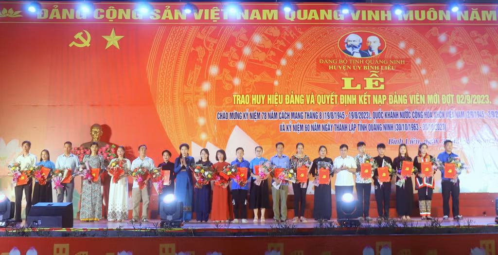 Lãnh đạo huyện Bình Liêu trao quyết định kết nạp đảng viên mới cho các quần chúng ưu tú.