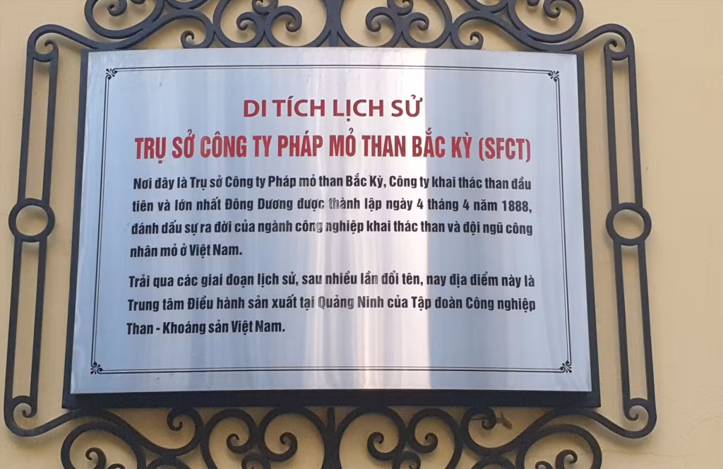 Năm 1955, sau khi ta tiếp quản Vùng mỏ, trụ sở Công ty Pháp mỏ than Bắc Kỳ được ta tiếp quản và trở thành trụ sở của Xí nghiệp Quốc doanh than Hòn Gai.