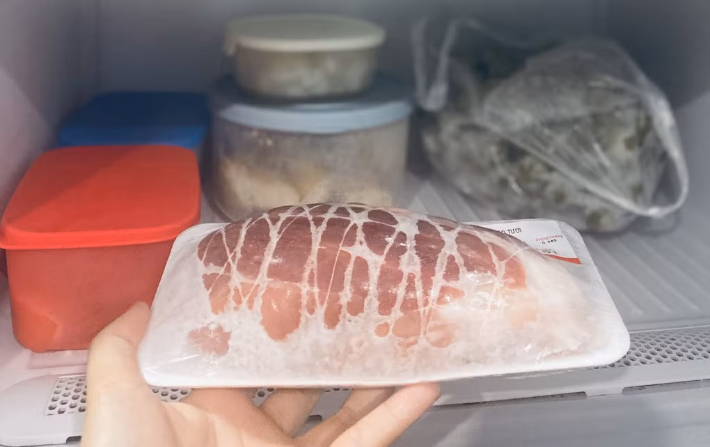 Cách tốt nhất để rã đông thực phẩm là rã đông trong ngăn mát tủ lạnh (Ảnh minh họa: N.P).