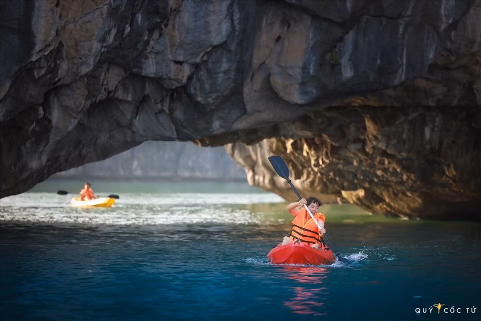Chèo kayak là trải nghiệm yêu thích của khách du lịch tại vịnh Lan Hạ, Hải Phòng. Ảnh: Quỷ Cốc Tử
