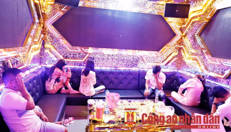 Các đối tượng tại phòng VIP 3333 Karaoke Kim Cương.
