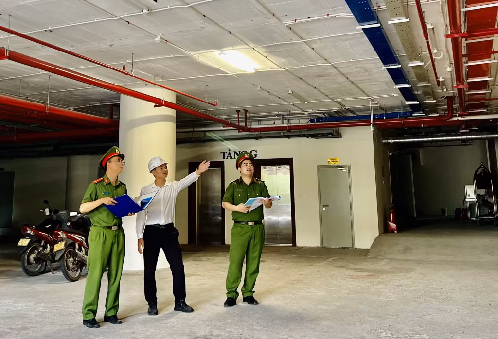Lực lượng Cảnh sát PCCC&CNCH kiểm tra công tác đảm bảo an toàn PCCC tại công trường cải tạo khách sạn Asean Hạ Long.