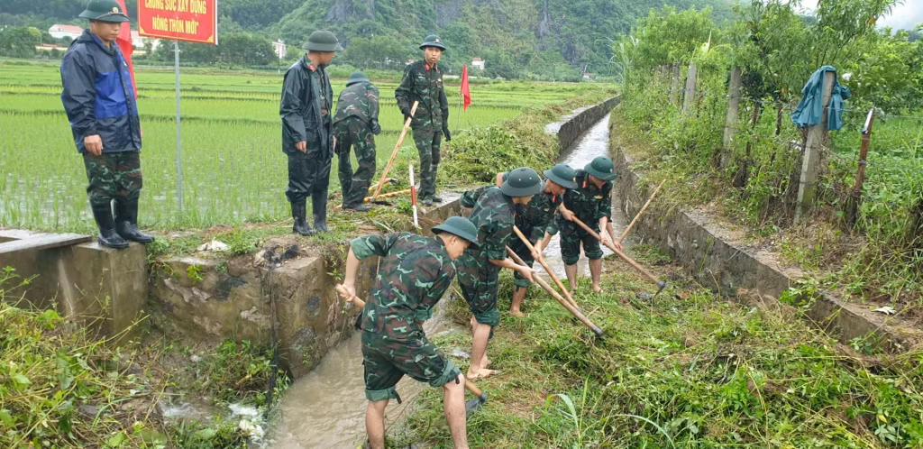 LLVT TP Hạ Long phối hợp nạo vét kênh mương trên địa bàn xã Quảng La. Ảnh: Đơn vị cung cấp.