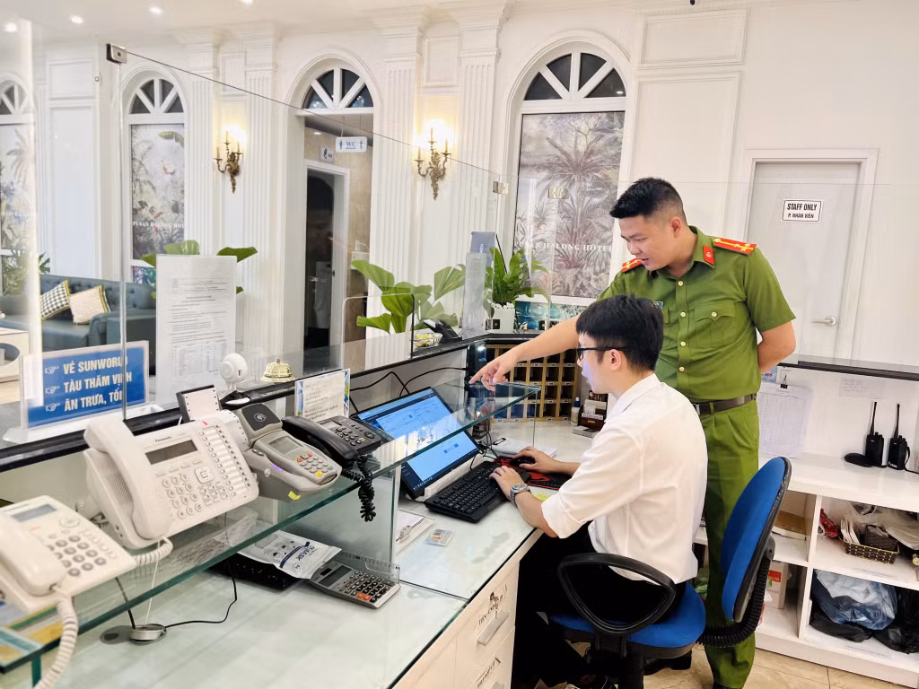 Lực lượng Cảnh sát QLHC về TTXH hướng dẫn cơ sở lưu trú sử dụng phần mềm khai báo lưu trú mới.