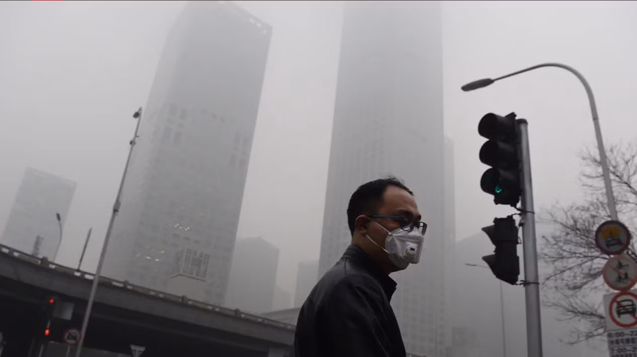 Một ngày ô nhiễm không khí nặng tại Bắc Kinh tháng 12/2015. Ảnh: Reuters