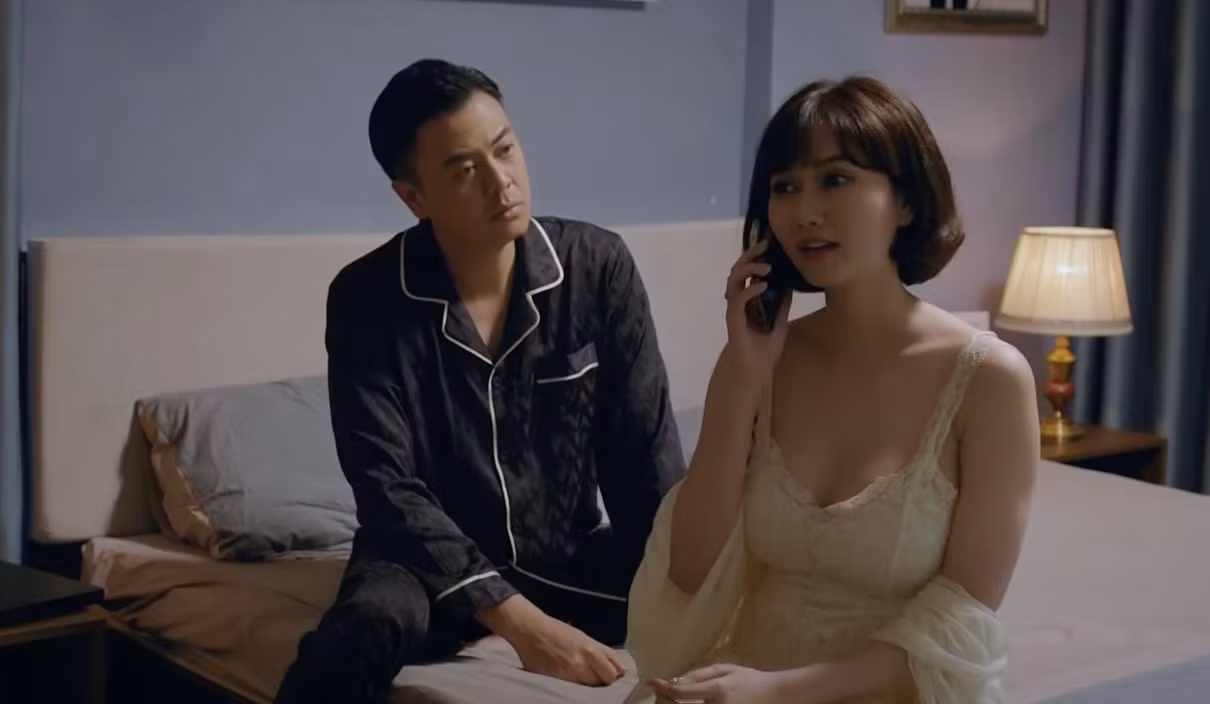 Những phân cảnh thể hiện tình cảm của Tuấn Tú và Hương Giang khá gượng gạo. Ảnh: CMH.