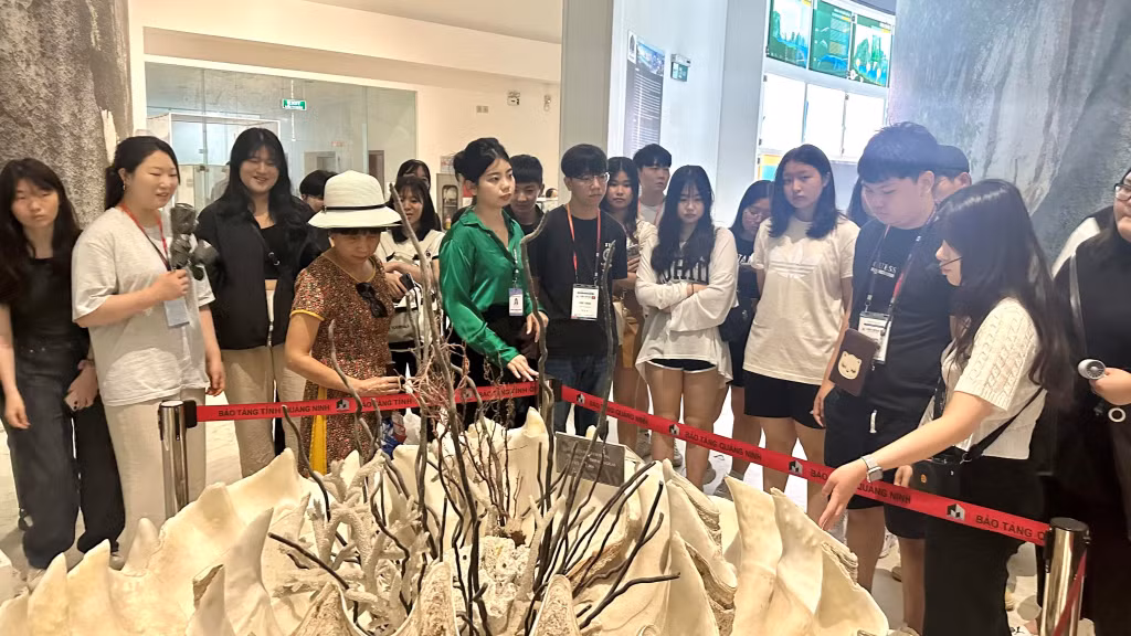 Đoàn đại biểu thanh niên Hàn Quốc tham quan Bảo tàng tỉnh Quảng Ninh.