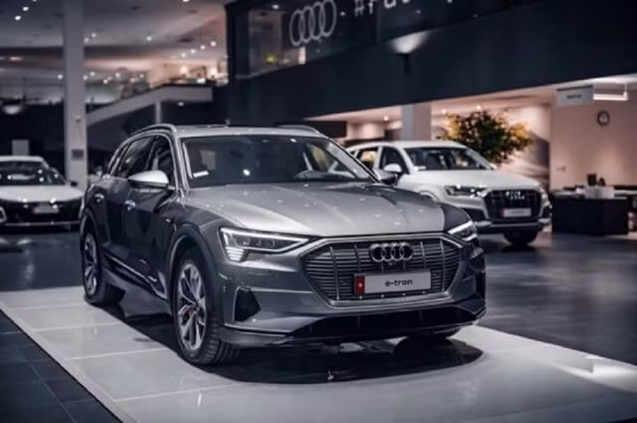Tại Việt Nam, các hãng xe sang như Porsche, Mercedes-Benz, Audi hay BMW với dải sản phẩm hướng đến tập khách hàng nhỏ, mới chỉ đặt trạm sạc công cộng tại các đại lý phân phối. (Ảnh minh họa)