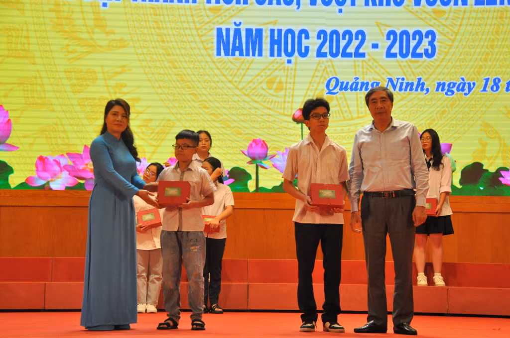 Từ năm 2021, TKV dành riêng 1 khoản kinh phí trao thưởng động viên các cháu học sinh vượt khó đạt học sinh giỏi toàn diện.
