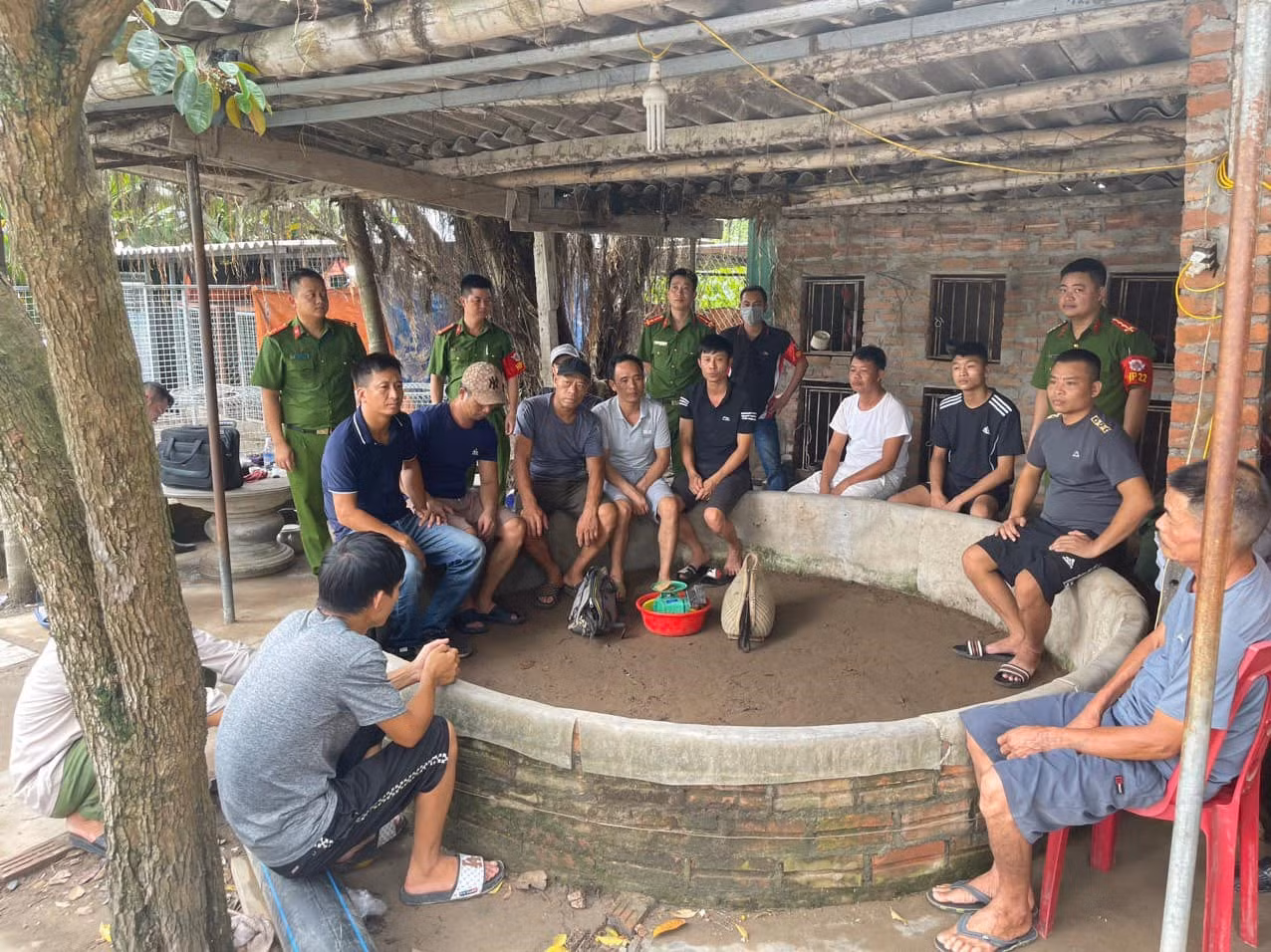 Bắt quả tang ổ đá gà ở huyện An Dương. Ảnh: HP22 công an Hải Phòng