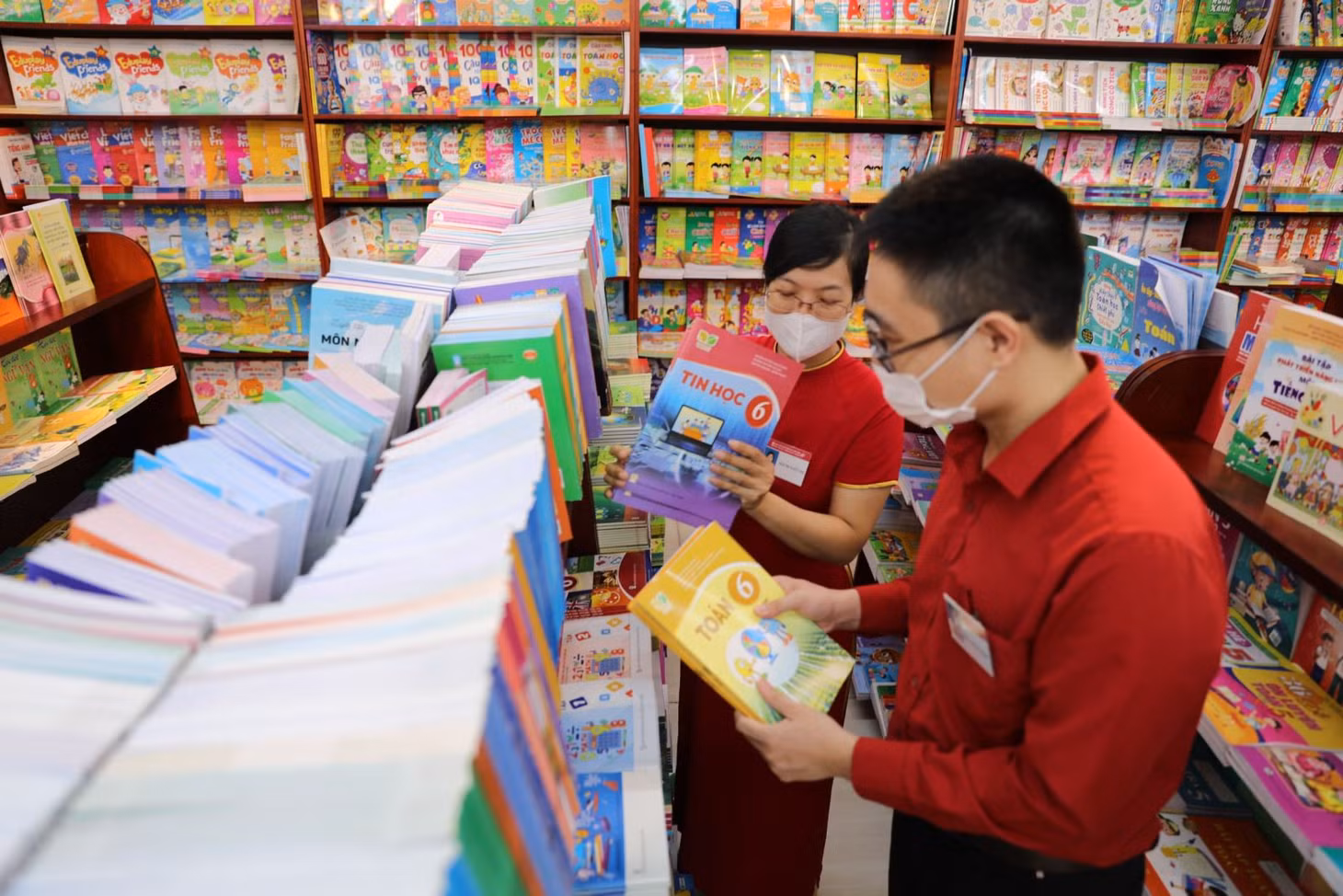 Nhà xuất bản Giáo dục Việt Nam đã chỉ đạo các đơn vị thành viên thực hiện bày bán đầy đủ SGK. Ảnh: Thanh Tùng/TTXVN