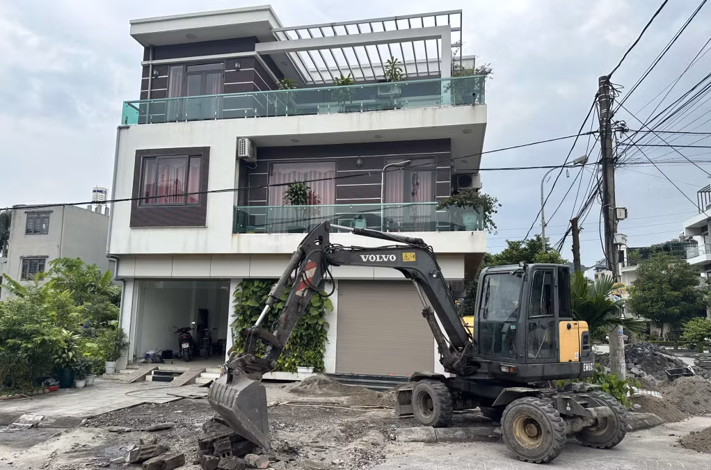 Hố sụt lún tại tổ 1, khu Nam Sơn 2, phường Cẩm Sơn, TP Cẩm Phả đang được khẩn trương khắc phục.