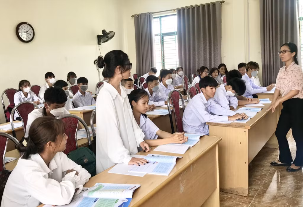 Trung tâm giáo dục hướng nghiệp, giáo dục thường xuyên TP Hạ Long tuyên truyền về kỹ năng sử dụng mạng xã hội an toàn cho học sinh.