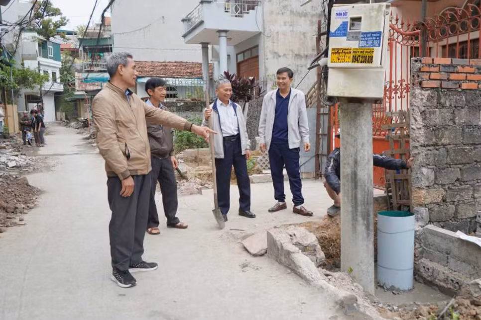 Cán bộ, nhân dân khu 7B (phường Hồng Hải, TP Hạ Long) giám sát tuyến đường đang thi công. Ảnh: Thu Hoài