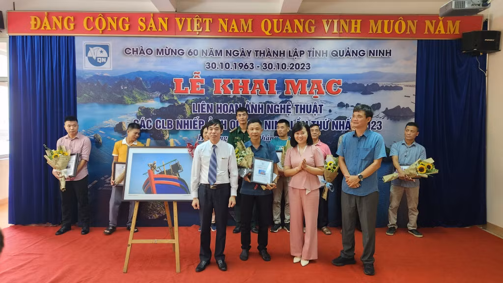 Tác phẩm "Tô màu cuộc sống" của tác giả Bùi Trung Kiên, CLB nhiếp ảnh Hải Hà đạt giải nhất Liên hoan.